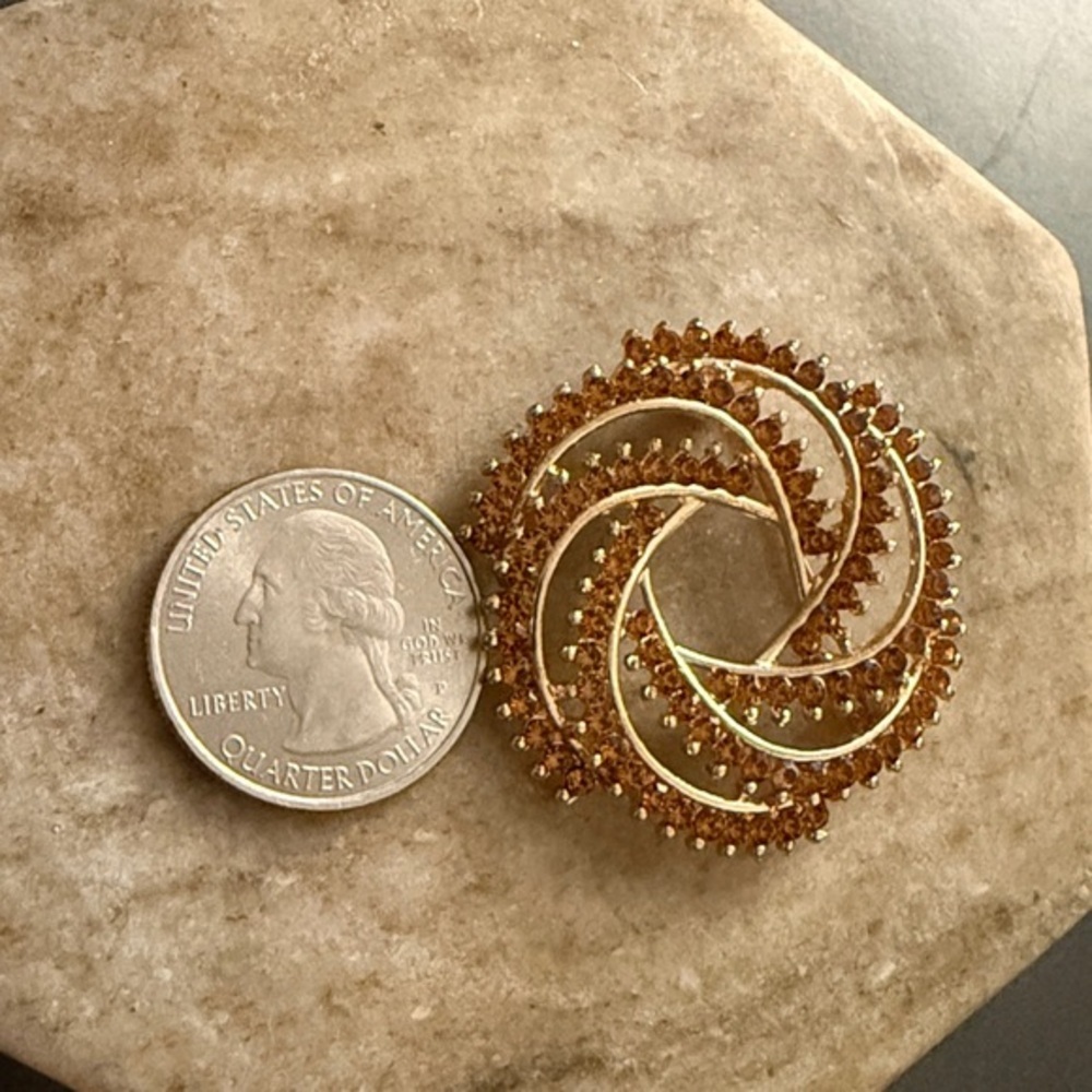 Elegant Gold Champagne -Tone Swirl Brooch occasions Brooches Women’s Brooches